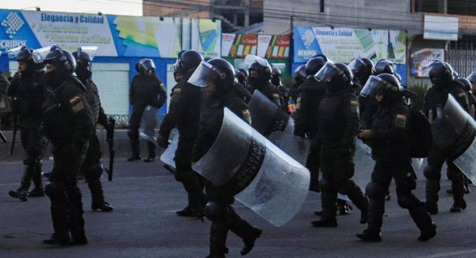 Militares y policías arrancan operativo de desbloqueo de carretera principal de Bolivia