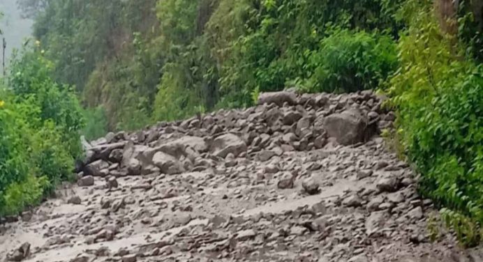 Lluvias originaron derrumbe en la carretera que une a los estados Barinas y Mérida