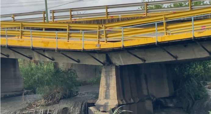 Ejecutan labores en Puente Yacural tras colapso de una de sus bases