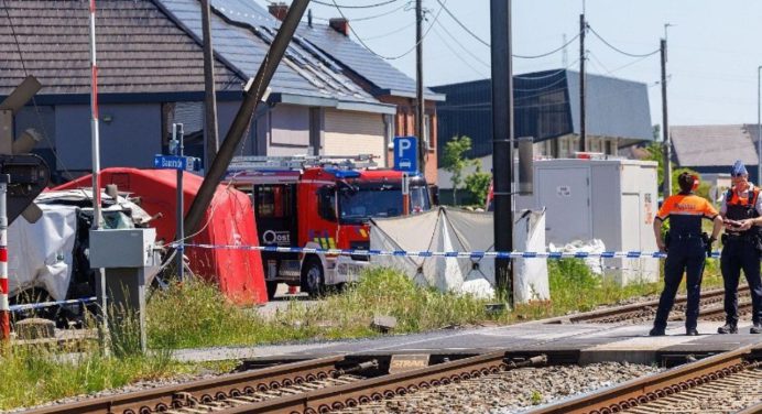 Accidente fatal en Bélgica: Cuatro muertos en colisión entre minibús escolar y un tren