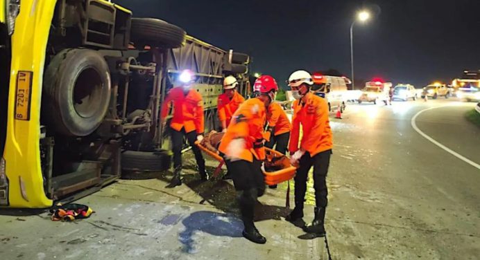 Choque en Indonesia entre un autobús y un camión cisterna deja 16 muertos