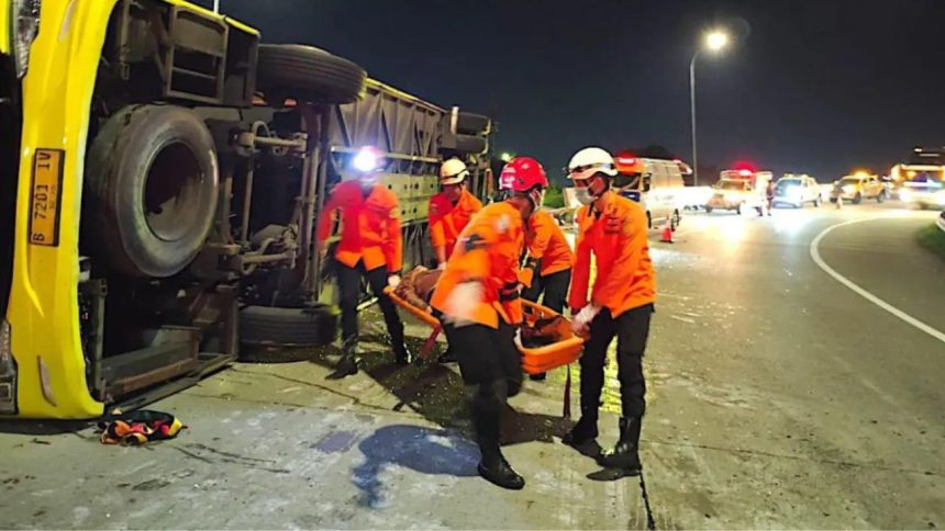 Choque en Indonesia entre un autobús y un camión cisterna deja 16 muertos 1 Choque en Indonesia