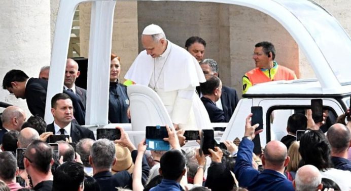 El papa León rinde homenaje en el lugar del atentado a Juan Pablo II