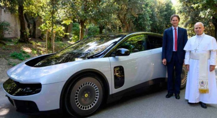 El papa León se sienta al volante del primer Ferrari eléctrico