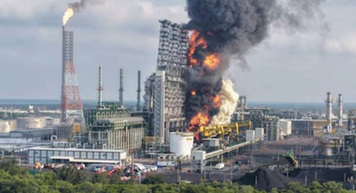 Petróleos Mexicanos enfrenta otro incendio en la refinería Olmeca