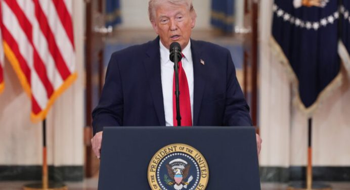 Trump apela a votantes mayores para comicios de medio mandato