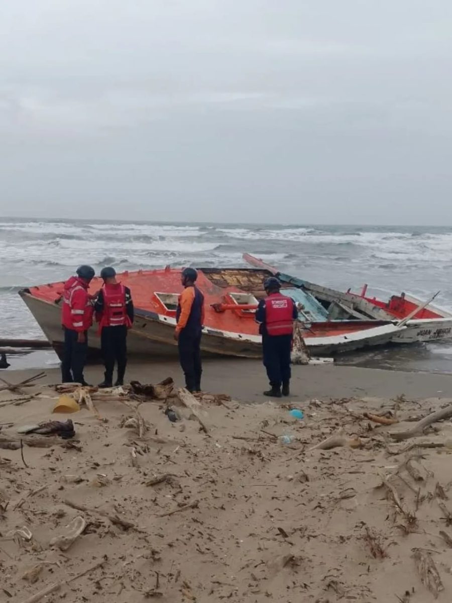 Operativo en las costas de Falcón: Búsqueda activa de embarcación naufragada 2 embarcación naufragada