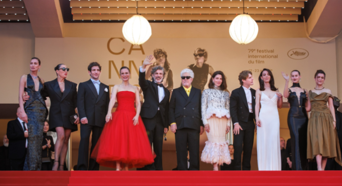 Almodóvar recibe gran ovación en Cannes por «Amarga Navidad»