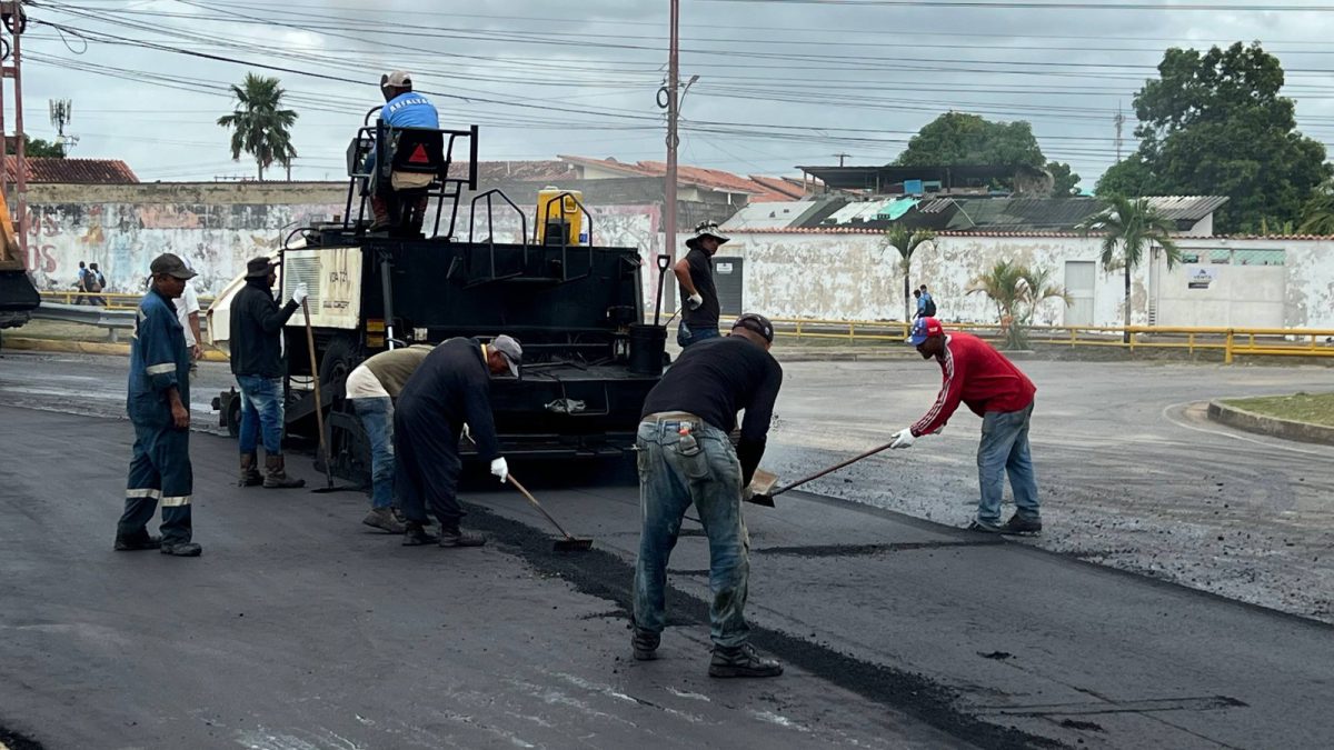 Con más de mil 500 toneladas inician trabajos de asfaltado en la avenida Libertador 2 asfalto1 2