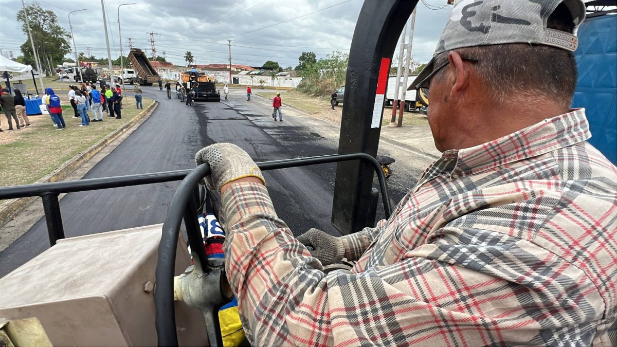 Con más de mil 500 toneladas inician trabajos de asfaltado en la avenida Libertador 3 asfalto3 1