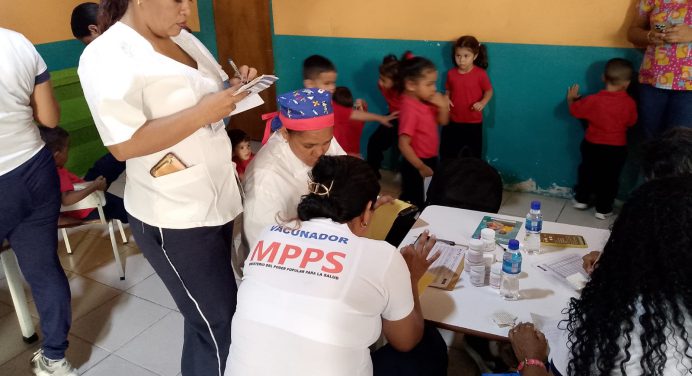 Alcaldesa Roselis León lleva atención médica a niños del CEI Mamá Francisca