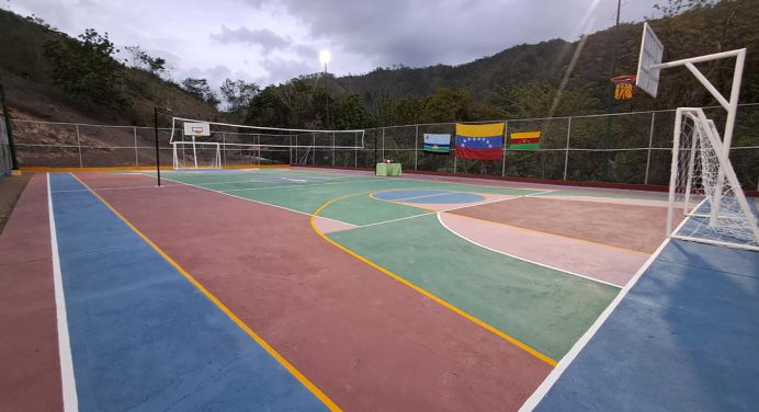 Alcaldesa de Piar entrega cancha rehabilitada en la parroquia Guanaguana