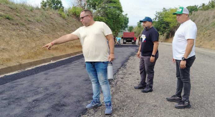Con plan de bacheo alcalde Daniel Monteverde fortalece vialidad en Cedeño