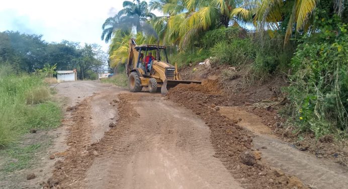 Cedeño avanza en la rehabilitación de la vialidad agrícola
