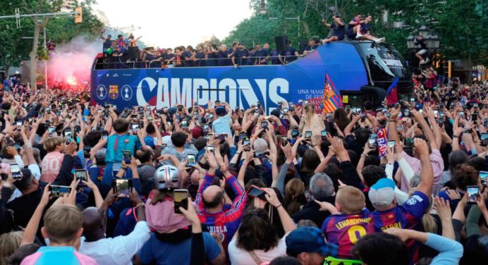 Casi un millón de personas tiñeron Barcelona de azulgrana para celebrar el título de Liga