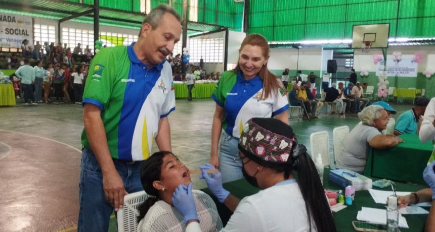Chúo Velásquez ofrece atención al pueblo de San Antonio.