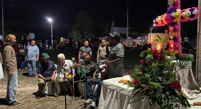 A ritmo de galerones celebran en Aguasay la tradicional bajada de la Cruz de Mayo