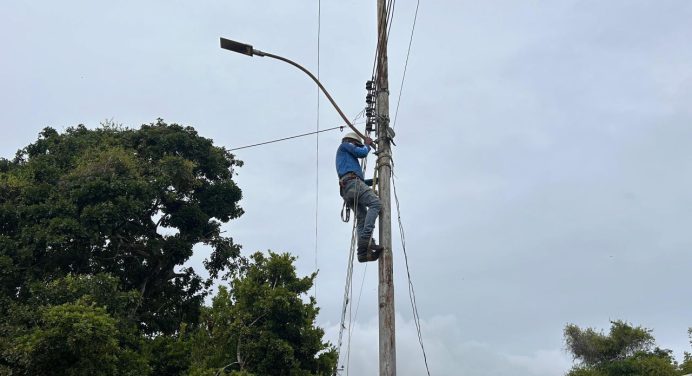 Gobierno rehabilita alumbrado público en comunidades de Sotillo