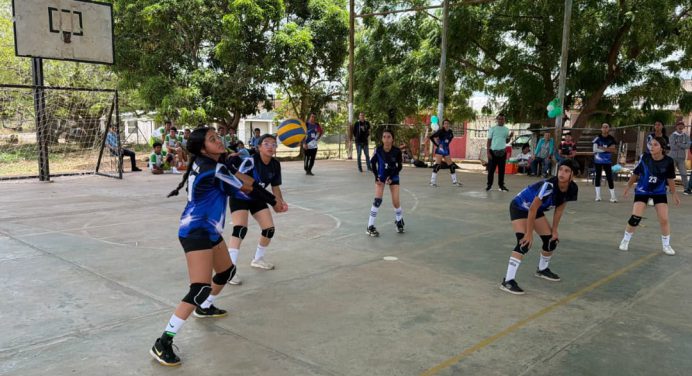 Fase municipal de Judenaes define a sus atletas en voleibol sala y balonmano