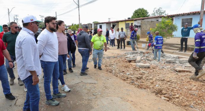 ‎Gobernador Luna inspecciona rehabilitación de la calle principal del Complejo Paramaconi
