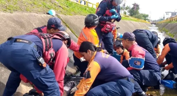 Murió motorizado tras caer en el caño de la avenida Libertador
