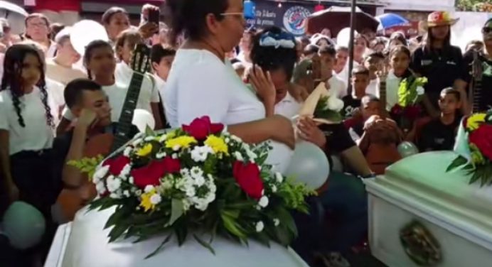 Despiden con globos blancos a Leonardo, Luisana y Oscar Pereira en Anaco