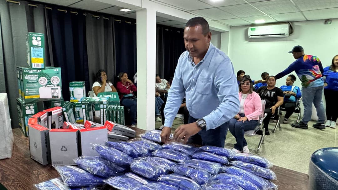 Entregan insumos para mejorar la iluminación y el sistema de agua en el Terminal de Maturín 2 jose maza3