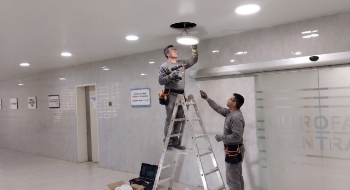 Instalan luminarias nuevas en áreas estratégicas del hospital Núñez Tovar