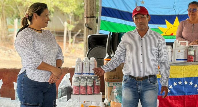 Alcaldesa de Piar impulsa producción agrícola en Manapire con la entrega de insumos
