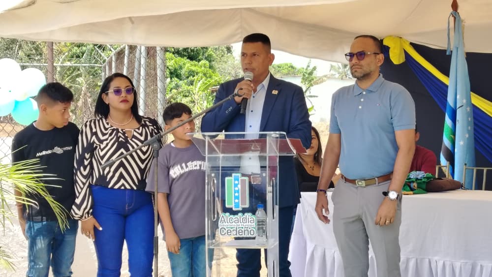 Celebran 91 aniversario de Viento Fresco en Cedeño 3 orador3