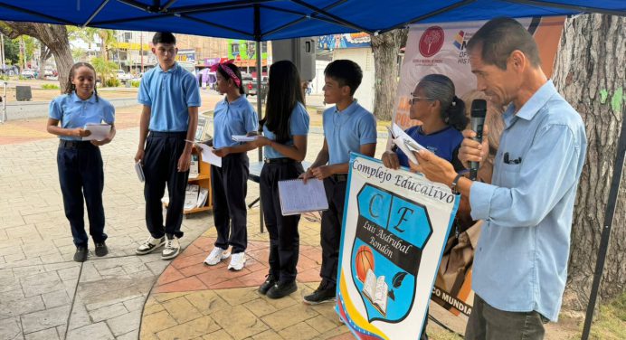 Jóvenes rinden homenaje a Aquiles Nazoa en el Día Nacional de la Poesía