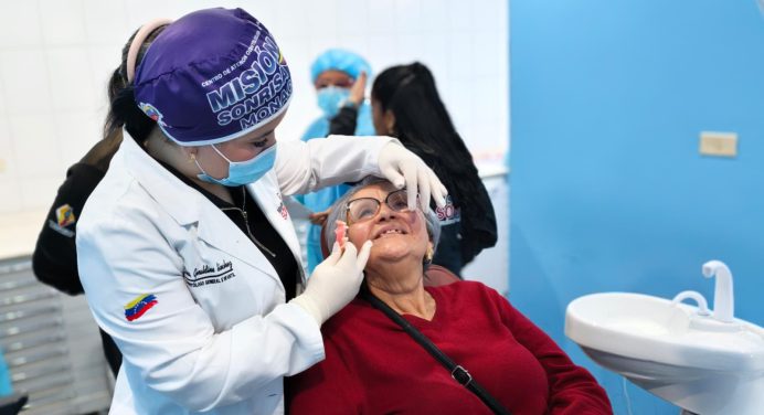 Gobierno regional entregó 100 prótesis dentales a adultos mayores