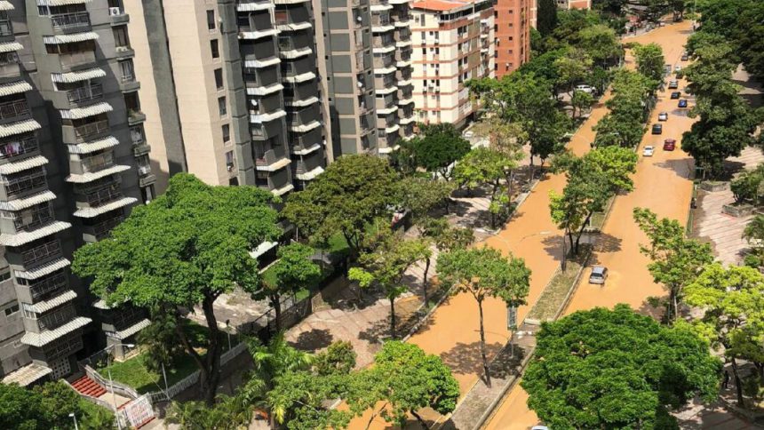 Reportan rotura de una tubería matriz en El Cafetal 1 rotura