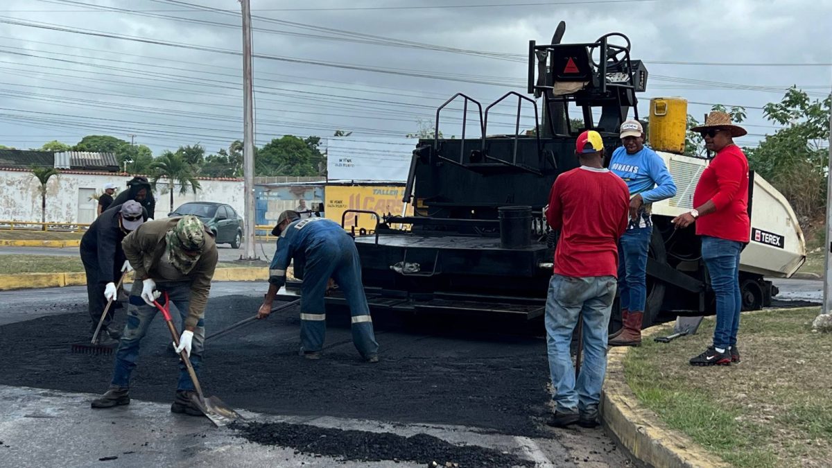 Con más de mil 500 toneladas inician trabajos de asfaltado en la avenida Libertador 4 trabajos7
