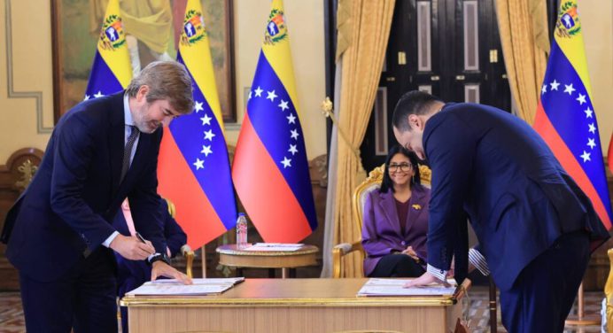 Venezuela firma con Repsol un memorando en materia de gas y petróleo