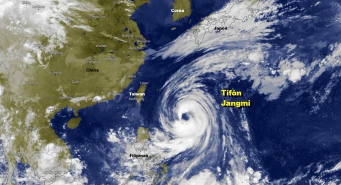 El tifón Jangmi azota el sur de Japón: 3 heridos y vientos de 108 km/h