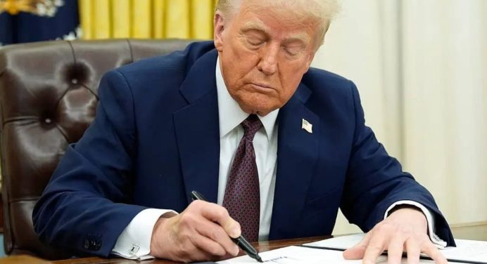 Trump anuncia posible firma de pacto con Pakistán en 24 horas