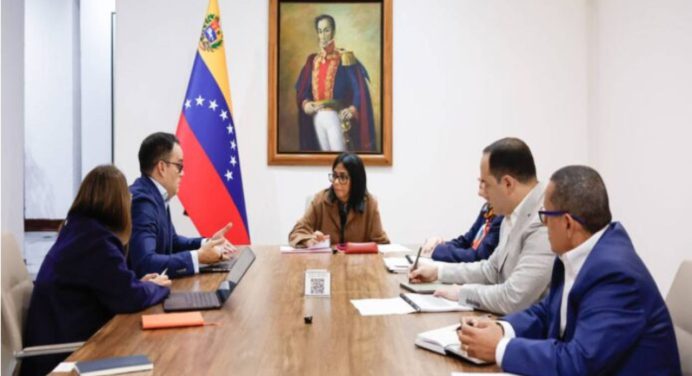 Presidenta encargada Delcy Rodríguez evalúa con su equipo varios contratos petroleros 