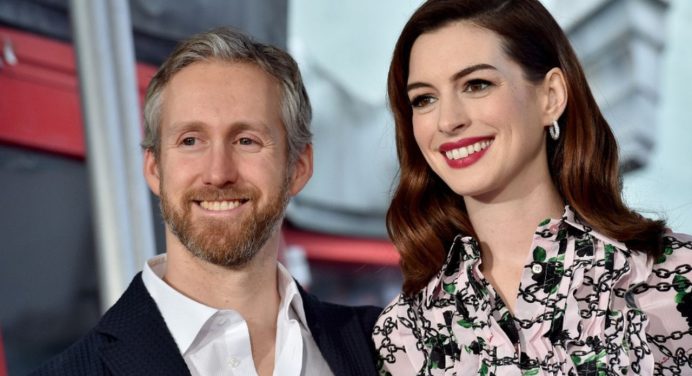Anne Hathaway sorprende a sus fans al mostrar la pancita de su tercer embarazo (Foto)