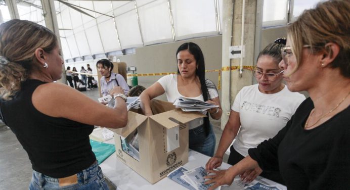 Finaliza el escrutinio en Colombia: un 43,7% de votos a favor de la Espriella
