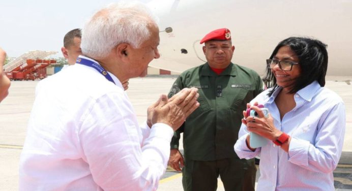 Presidenta (E) Delcy Rodríguez es recibida este viernes por autoridades en Jamnagar, India