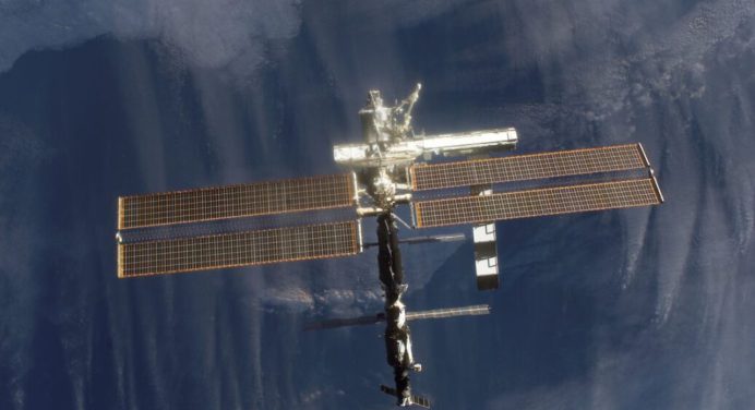 La NASA activa refugio de emergencia de astronautas en la EEI tras fuga de aire