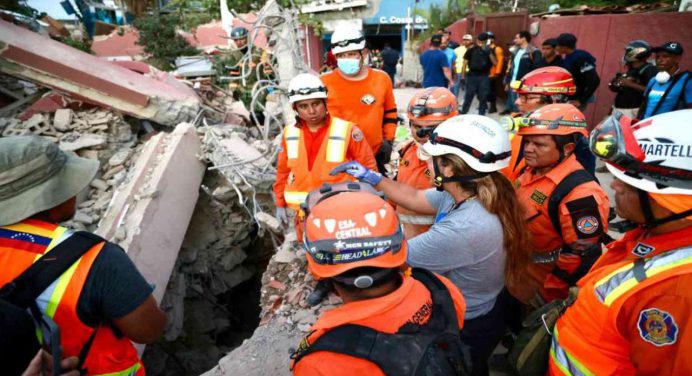 Rescatan a joven atrapado bajo la estructura de un edificio en Tanaguarena