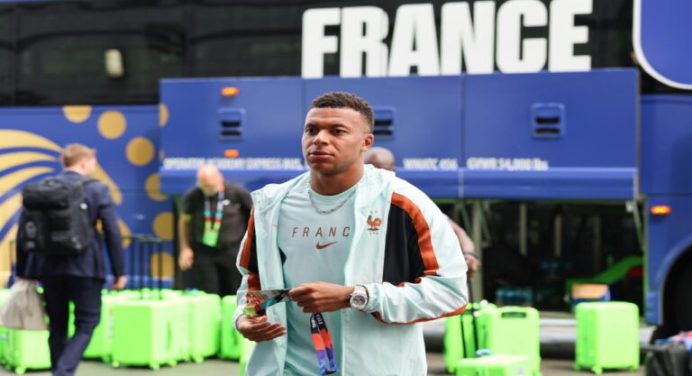 Mbappé llegó a los 100 partidos disputados con Francia