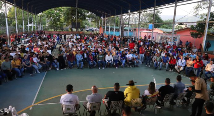 Ministro Prado y gobernador Luna entregan insumos a productores de caraota en Piar