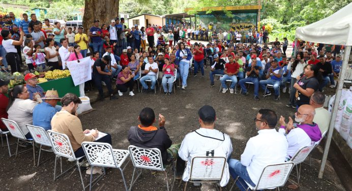 Gobernador Ernesto Luna entregó insumos agrícolas a 190 productores de Acosta