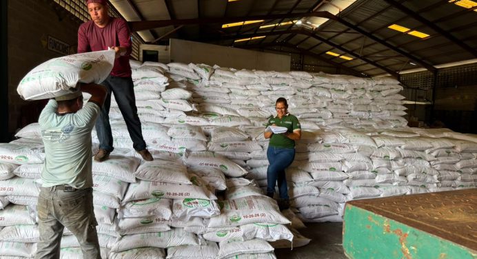 Entregan agroquímicos a productores de maíz amarillo en Maturín