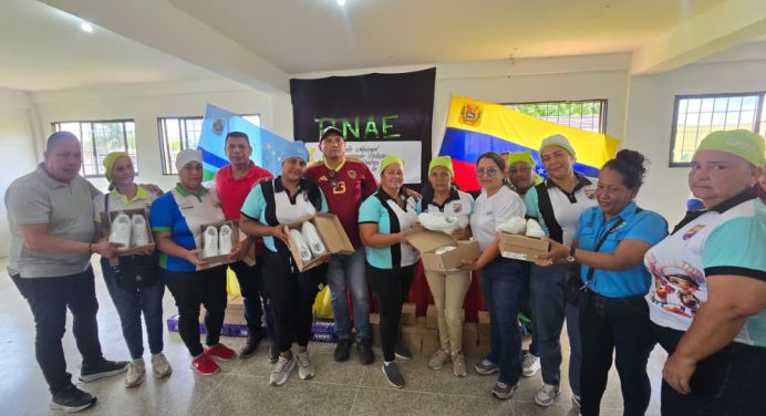 Madres y padres cocineros de Cedeño son favorecidos con entrega de calzados