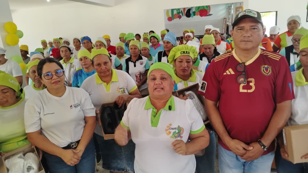 Madres y padres cocineros de Cedeño son favorecidos con entrega de calzados 2 cewdeno2