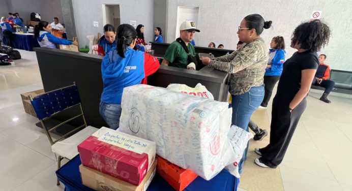 Maturineses entregan donativos en el centro de acopio de la Alcaldía